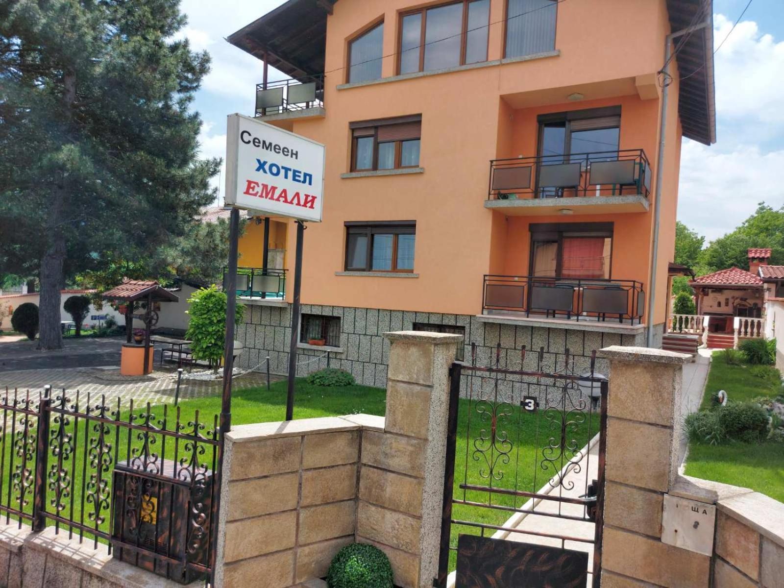 Family Hotel Emaly 1 Bankya Buitenkant foto